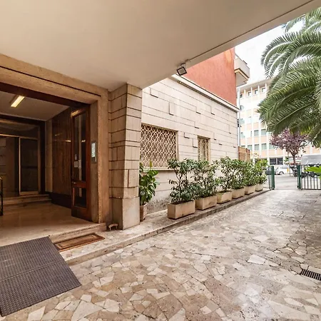 Guesthost - Charming Metro Cipro Řím